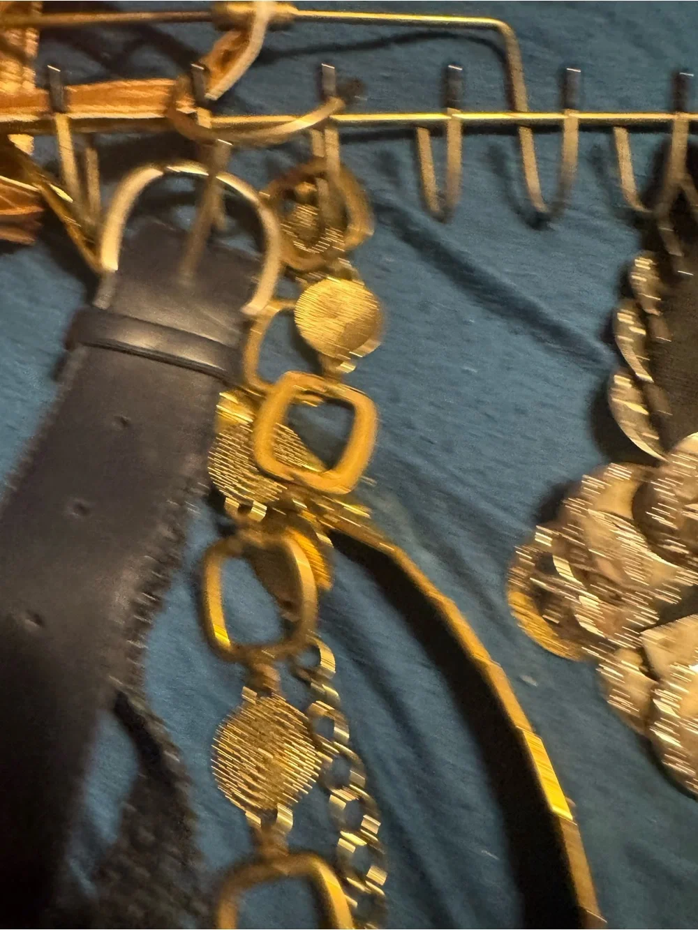 Women’s Adjustable Decorative Belt Rack with 5 Belts